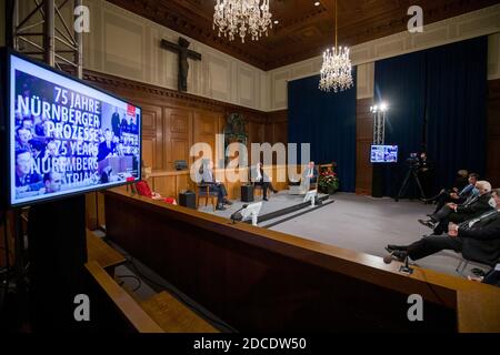 20 novembre 2020, Baviera, Norimberga: Angelika Nußberger (l-r), ex vicepresidente della Corte europea dei diritti dell'uomo, Philippe Sands, autore, avvocato ed esperto di diritto internazionale, Michaela Kolster, moderatore, e Christophe Eick, Capo del servizio giuridico dell'Ufficio federale degli affari esteri e consulente internazionale di diritto della Repubblica federale di Germania, Sono seduti nella Sala 600 del Palazzo di Giustizia di Norimberga durante una tavola rotonda alla cerimonia del 75° anniversario dell'inizio dei processi per crimini di guerra di Norimberga. A destra si trovano Markus Söder (r, CSU), primo ministro di Ba Foto Stock