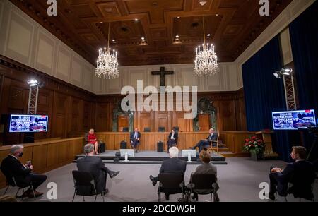 20 novembre 2020, Baviera, Norimberga: Angelika Nußberger (BACK, l-r), ex Vicepresidente della Corte europea dei diritti dell'uomo, Philippe Sands, autore, avvocato ed esperto in diritto internazionale, Michaela Kolster, moderatore, e Christophe Eick, Capo del servizio giuridico dell'Ufficio federale degli affari esteri e consulente internazionale di diritto della Repubblica federale di Germania, Sono seduti a un podio di discussione alla cerimonia che segna il 75° anniversario dell'inizio dei processi per crimini di guerra di Norimberga nella Sala 600 del Palazzo di Giustizia di Norimberga. In primo piano sono Markus Söder (a sinistra, CSU), prime Foto Stock