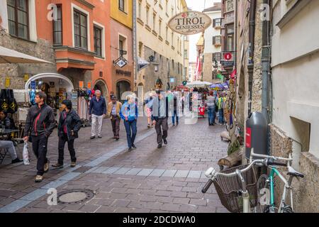 Innsbruck, Austria - 25 settembre 2019: In un giorno piovoso di settembre, turisti e residenti camminano per le numerose strade di Innsbruck, una città medievale Foto Stock