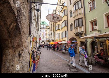 Innsbruck, Austria - 25 settembre 2019: In un giorno piovoso di settembre, turisti e residenti camminano per le numerose strade di Innsbruck, una città medievale Foto Stock