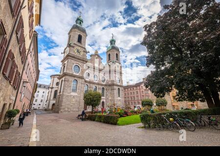 Innsbruck, Austria - 25 settembre 2019: I turisti visitano la Cattedrale di San Giacomo, una cattedrale barocca della diocesi cattolica di Innsbruck Foto Stock