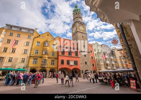 Innsbruck, Austria - 25 settembre 2019: In un giorno piovoso di settembre, turisti e residenti stanno attraversando la famosa piazza Altstadt nella città di Innsb Foto Stock