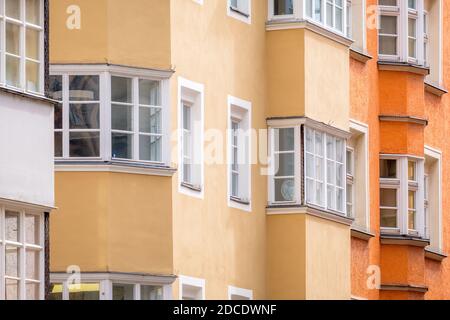 Molte delle belle case colorate nel centro della città vecchia e medievale di Innsbruck, situata a sud-ovest dell'Austria Foto Stock