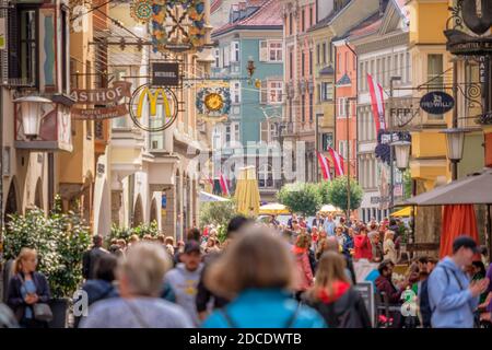 Innsbruck, Austria - 25 settembre 2019: In un giorno piovoso di settembre, turisti e residenti camminano per le numerose strade di Innsbruck, una città medievale Foto Stock