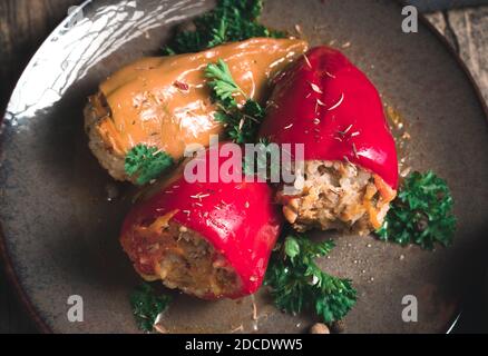 Succulento peperone fresco farcito con erbe. Foto Stock