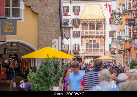 Innsbruck, Austria - 25 settembre 2019: In un giorno piovoso di settembre, turisti e residenti camminano per le numerose strade di Innsbruck, una città medievale Foto Stock