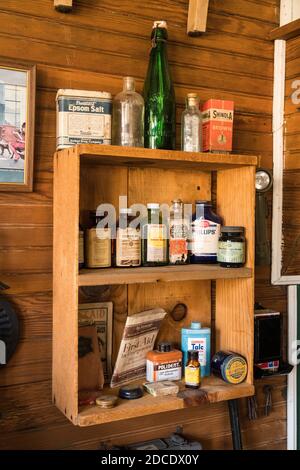 Cimeli d'epoca, tra cui medicinali e prodotti per la salute, donati al museo della scuola Henry a Wayan, Idaho. Foto Stock