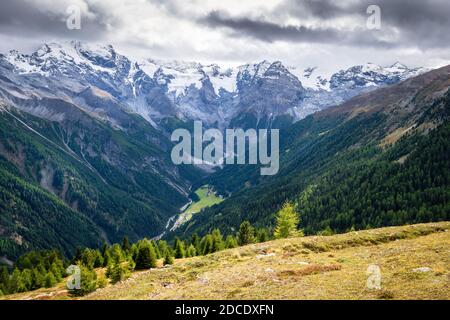 Nella Val venosta (in tedesco: Vinschgau) nella regione Alto Adige (in tedesco: Südtirol) si trovano splendide montagne come il Gruppo Ortler Foto Stock