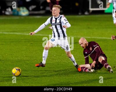 Dunfermline, Scozia, Regno Unito. 20 novembre 2020 Liam Boyce of Hearts fouls Kyle Turner di Dunfermline durante la partita del Campionato Scozzese contro Dunfermline V Hearts all'East End Park Stadium. Credit: Alan Rennie/Alamy Live News Foto Stock