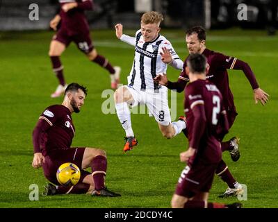 Dunfermline, Scozia, Regno Unito. Il 20 novembre 2020 Kyle Turner di Dunfermline è circondato da giocatori di cuori durante la partita del Campionato Scozzese contro i cuori Dunfermline V all'East End Park Stadium. Credit: Alan Rennie/Alamy Live News Foto Stock