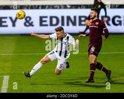 Dunfermline, Scozia, Regno Unito. Il 20 novembre 2020 il titolo di Euan Murray of Dunfermline si estende durante la partita del Campionato Scozzese contro i cuori di Dunfermline V all'East End Park Stadium. Credit: Alan Rennie/Alamy Live News Foto Stock