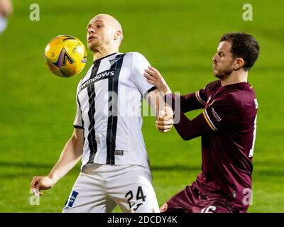 Dunfermline, Scozia, Regno Unito. Il 20 novembre 2020 Kerr McInroy di Dunfermline e Andrew Halliday di cuori competono per il possesso della palla durante la partita del Campionato Scozzese contro i cuori di Dunfermline V all'East End Park Stadium. Credit: Alan Rennie/Alamy Live News Foto Stock