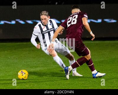 Dunfermline, Scozia, Regno Unito. 20 novembre 2020 Declan McManus di Dunfermline supera Mihai Popescu of Hearts durante la partita del Campionato Scozzese contro Dunfermline V Hearts all'East End Park Stadium. Credit: Alan Rennie/Alamy Live News Foto Stock