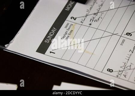Macchiatura di caffè su un calendario in un ufficio principale. Foto Stock