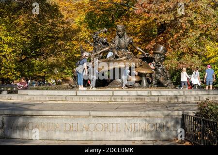 Alice nel paese delle meraviglie di scultura, Central Park, NYC Foto Stock