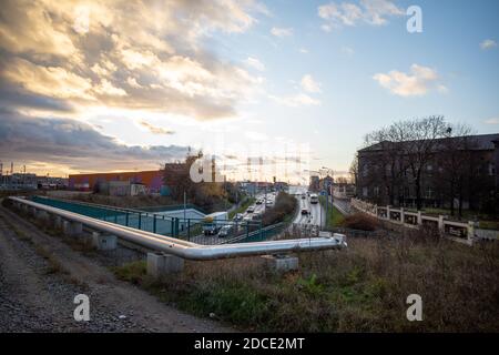 Auto che guidano sulla strada, guardando fuori dal ponte, che conduce sopra la strada Foto Stock