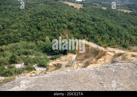 La sorgente di acqua termale calda nella campagna di bagno Vignoni in Toscana, provincia di Siena, Italia Foto Stock