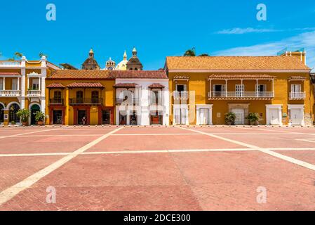 Ampio angelo sparato di una piazza vuota della città di Cartagena Colombia in una chiara mattina. Foto Stock