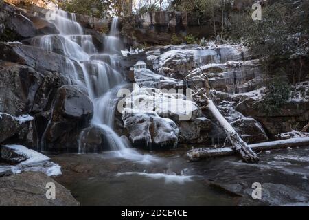 Una cascata parzialmente congelata in inverno nel Great Smoky Mountains National Park nel sud-est degli Stati Uniti. Foto Stock