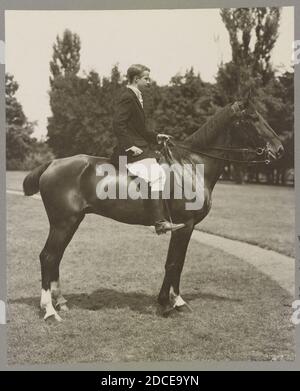 Kermit Roosevelt, full-length, a cavallo, Profilo destro Foto Stock