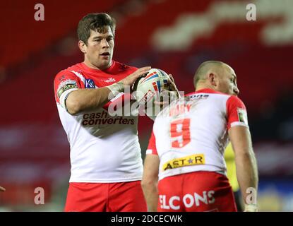 20 novembre 2020; Totally Wicked Stadium, Saint Helens, Merseyside, Inghilterra; betfred Super League Playoff Rugby, Saint Helens Saints contro Catalan Dragons; Louie McCarthy-Scarsbrook di St Helens detiene la palla Credit: Action Plus Sports Images/Alamy Live News Foto Stock