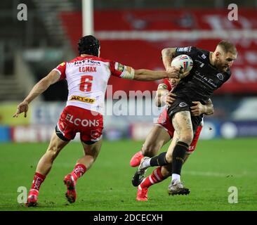 20 novembre 2020; Totally Wicked Stadium, Saint Helens, Merseyside, Inghilterra; betfred Super League Playoff Rugby, Saint Helens Saints contro Catalan Dragons; Sam Tomkins dei draghi catalani evade un placcaggio da Jonny Lomax di St Helens Credit: Action Plus Sports Images/Alamy Live News Foto Stock