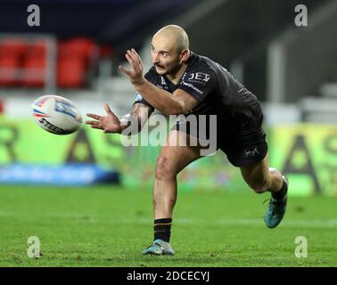 20 novembre 2020; Totally Wicked Stadium, Saint Helens, Merseyside, Inghilterra; betfred Super League Playoff Rugby, Saint Helens Saints contro Catalan Dragons; Alrix da Costa dei draghi catalani passa la palla Credit: Action Plus Sports Images/Alamy Live News Foto Stock