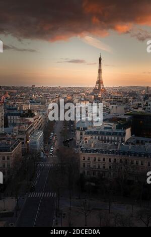 Torre Eiffel famosa in tutto il mondo, vista dall'alto dell'Arco di Trionfo (Arco di Trionfo) nel centro di Parigi, Francia. Foto Stock