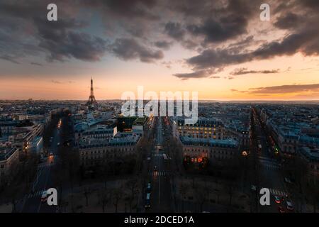 Champs-Elysees, viale principale di Parigi, Francia visto dall'alto vista sul tetto dell'Arco di Trionfo (Arco di Trionfo). Foto Stock