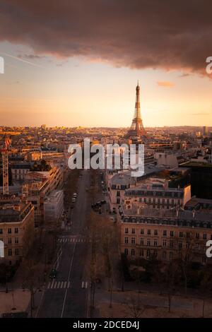 Torre Eiffel famosa in tutto il mondo, vista dall'alto dell'Arco di Trionfo (Arco di Trionfo) nel centro di Parigi, Francia. Foto Stock