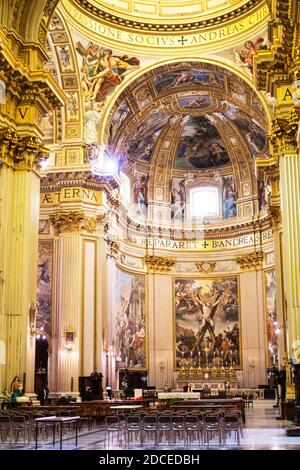 Altare con il dipinto della Crocifissione di Sant'Andrea Basilica di Sant'Andrea della Valle a Roma Foto Stock
