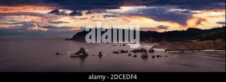 Cannon Beach, Oregon, Stati Uniti. Splendida vista panoramica aerea della costa rocciosa dell'Oceano Pacifico. Cielo drammatico dell'alba nuvoloso. Foto Stock