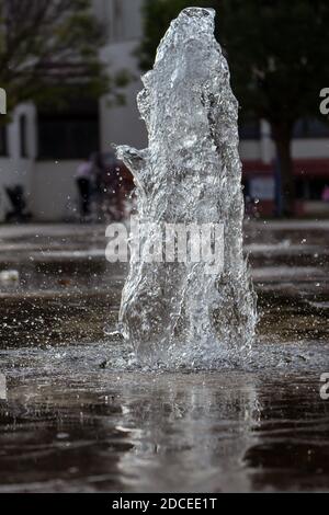 Piccolo getto d'acqua denso di una fontana del parco nella città di Knjazevac, Serbia orientale. Otturatore rapido, spruzzi d'acqua, primo piano. Foto Stock