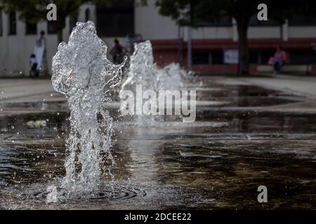 Piccoli getti d'acqua spessi di una fontana del parco nella città di Knjazevac, Serbia orientale. Otturatore rapido, spruzzi d'acqua, primo piano. Foto Stock