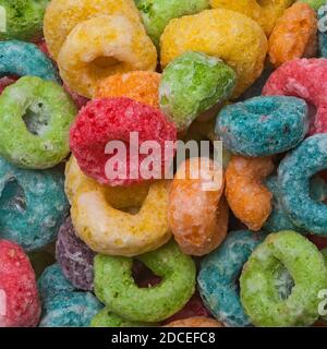 Closeup di cereali secchi glassati di zucchero, aromatizzati alla frutta. Foto Stock