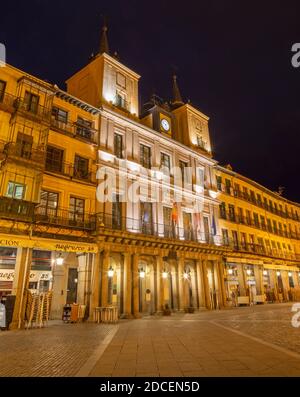 SEGOVIA, SPAGNA, aprile - 13, 2016: la piazza di Plaza Mayor e a notte. Foto Stock