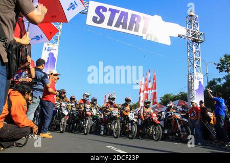 I partecipanti al Motocross sono pronti ad arrivare alla linea di partenza dell'evento Jember Adventure Trail che si tiene ogni anno. Foto Stock