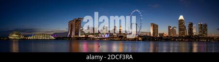 Immagine panoramica ultra ampia dello skyline di Singapore all'ora Magica Foto Stock