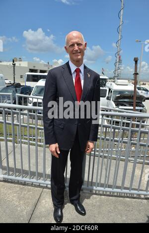 Miami, Stati Uniti d'America. 16 Giugno 2017. MIAMI, FL - GIUGNO 16: Il Presidente degli Stati Uniti Donald Trump arriva all'Aeroporto Internazionale di Miami prima del suo evento dove ha firmato cambiamenti politici verso Cuba il 16 giugno 2017 a Miami, Florida. Persone: Governatore della Florida Rick Scott Credit: Storms Media Group/Alamy Live News Foto Stock