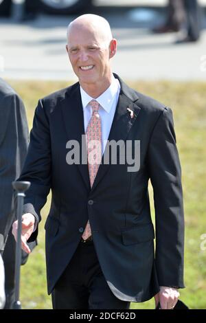 Miami, Stati Uniti d'America. 25 Feb 2015. MIAMI, FL - FEBBRAIO 25: Il Governatore della Florida Rick Scott saluta il Presidente degli Stati Uniti Barack Obama su Air Force One con un cappello dei Marlins della Florida all'Aeroporto Internazionale di Miami il 25 Febbraio 2015 a Miami, Florida persone: Il Governatore della Florida Rick Scott Credit: Storms Media Group/Alamy Live News Foto Stock