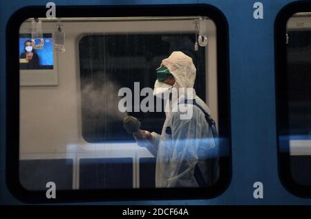 (201121) -- PECHINO, 21 novembre 2020 (Xinhua) -- UN operatore sanitario in dispositivi di protezione personale effettua la disinfezione su un treno metropolitano ad Ankara, Turchia, 19 novembre 2020. (Foto di Mustafa Kaya/Xinhua) Foto Stock