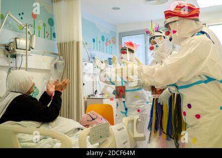 (201121) -- PECHINO, 21 novembre 2020 (Xinhua) -- i clown medici intrattengono un paziente COVID-19 nel reparto di Ziv Medical Center nella città nord israeliana di Safed il 19 novembre 2020. (Erez ben Simon/JINI via Xinhua) Foto Stock