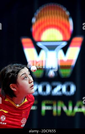 Pechino, provincia cinese di Henan. 20 Nov 2020. Chen Meng della Cina serve durante la partita finale femminile di singoli contro Petrissa Solja della Germania a 2020 finali ITTF a Zhengzhou, capitale della provincia di Henan della Cina centrale, il 20 novembre 2020. Credit: Li An/Xinhua/Alamy Live News Foto Stock