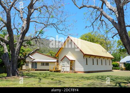 Graziosa chiesa bianca in legno della chiesa di Sant'Agnese a Esk, una piccola cittadina rurale del Queensland, Queensland, Queensland, in Australia Foto Stock