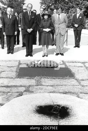 Il presidente francese Valéry Giscard d'Estaing si trova nella tomba del defunto presidente degli Stati Uniti John F. Kennedy con la sig.ra Rose Kennedy e il senatore statunitense Edward M. Kennedy (democratico del Massachusetts) al cimitero nazionale di Arlington, Virginia, il 17 maggio 1976. Credit: Barry Soorenko / CNP /MediaPunch Foto Stock