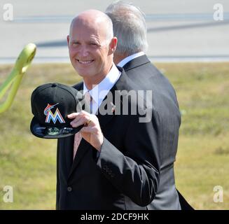 MIAMI, FL - FEBBRAIO 25: Il Governatore della Florida Rick Scott saluta il Presidente degli Stati Uniti Barack Obama su Air Force One con un cappello dei Marlins della Florida all'Aeroporto Internazionale di Miami il 25 Febbraio 2015 a Miami, Florida persone: Il Governatore della Florida Rick Scott Credit: Hoo-me / MediaPunch Foto Stock