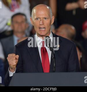 MIAMI, FLORIDA - 18 FEBBRAIO: Il senatore Rick Scott insieme al presidente Donald Trump e alla First Lady Melania Trump partecipano ad un rally alla Florida International University il 18 febbraio 2019 a Miami, Florida. Il presidente Trump ha parlato della crisi in corso in Venezuela. Persone: Senatore Rick Scott credito: Hoo-me / MediaPunch Foto Stock