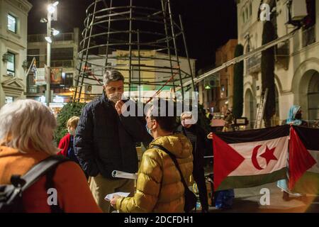 Xavier García Albiol, sindaco della città di Badalona vicino a Barcellona ed ex presidente catalano del Partito popolare spagnolo (PP), Si è visto parlare con i manifestanti.le città di tutta la Catalogna hanno dimostrato a favore del diritto all'autodeterminazione nel Sahara occidentale e di denunciare la violazione degli accordi di cessate il fuoco del 1991 venerdì scorso, che hanno innescato la ripresa del conflitto armato tra l'esercito marocchino e il fronte Polisario . Le città della Catalogna hanno dimostrato di essere favorevoli al diritto all'autodeterminazione nel Sahara occidentale e di denunciare la violazione della 1 Foto Stock