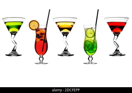 Set di cocktail multicolore su sfondo bianco isolato. Ripetizione senza giunture. Design originale dell'imballaggio Foto Stock
