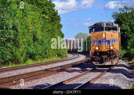 Winfield, Illinois, Stati Uniti. Un treno merci intermodale dell'Unione del Pacifico in direzione ovest che transita in una curva mentre passa attraverso Winfield, Illinois. Foto Stock